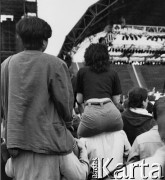 27.05.1989, Warszawa, Polska.
Stadion X-lecia. Koncert amerykańskiego muzyka Steve Wondera, fani przed sceną.
Fot. Jan Juchniewicz, zbiory Ośrodka KARTA