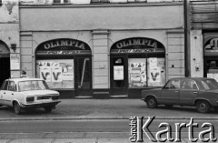 1989, Bydgoszcz, Polska.
Kampania przed wyborami do parlamentu. Plakaty wyborcze wywieszone w witrynie sklepu ze sprzętem sportowym i turystycznym Olimpia.
Fot. Jan Juchniewicz, zbiory Ośrodka KARTA