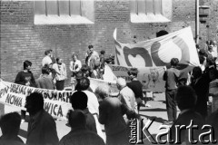 1989, Gdańsk, Polska.
Niezależna manifestacja Federacji Młodzieży Walczącej przed wyborami parlamentarnymi. Manifestujący z transparentami przy kościele pw. św. Brygidy.
Fot. Jan Juchniewicz, zbiory Ośrodka KARTA