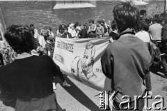1989, Gdańsk, Polska.
Niezależna manifestacja Federacji Młodzieży Walczącej przed wyborami parlamentarnymi. Manifestujący z transparentami przy kościele pw. św. Brygidy.
Fot. Jan Juchniewicz, zbiory Ośrodka KARTA