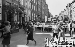 1989, Gdańsk, Polska.
Niezależna manifestacja Federacji Młodzieży Walczącej przed wyborami parlamentarnymi. Manifestujący z transparentami na ulicy miasta.
Fot. Jan Juchniewicz, zbiory Ośrodka KARTA