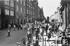 1989, Gdańsk, Polska.
Niezależna manifestacja Federacji Młodzieży Walczącej przed wyborami parlamentarnymi. Manifestujący z transparentami na ulicy miasta.
Fot. Jan Juchniewicz, zbiory Ośrodka KARTA