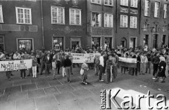 1989, Gdańsk, Polska.
Niezależna manifestacja Federacji Młodzieży Walczącej przed wyborami parlamentarnymi. Manifestujący z transparentami na ulicy miasta.
Fot. Jan Juchniewicz, zbiory Ośrodka KARTA