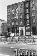 1989, Gdańsk, Polska.
Kampania przed wyborami parlamentarnymi. Transparenty na bloku z wizerunkami kandydatów NSZZ 