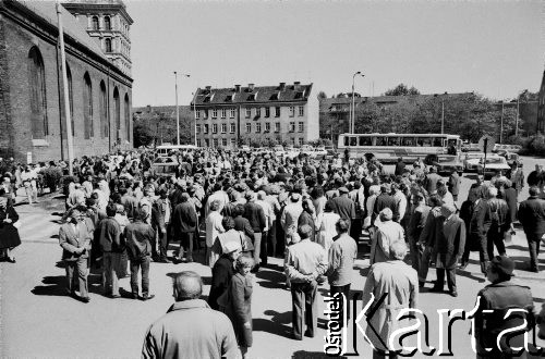 1989, Gdańsk, Polska.
Kampania przed wyborami parlamentarnymi. Zbieranie podpisów na kandydatów Komitetu Obywatelskiego  