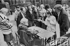 1989, Gdańsk, Polska
Kampania przed wyborami parlamentarnymi. Rozdawanie gazet i nalepek Komitetu Obywatelskiego 