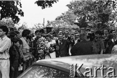 3.06.1989, Gdańsk, Polska.
Imieniny Lecha Wałęsy. Obok Wałęsy w jasnej sukience stoi Barbara Piasecka-Johnson - amerykańska milionerka i filantropka polskiego pochodzenia. 
Fot. Jan Juchniewicz, zbiory Ośrodka KARTA