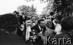 3.06.1989, Gdańsk, Polska.
Imieniny Lecha Wałęsy. Składanie życzeń, z lewej w jasnej sukience stoi Barbara Piasecka-Johnson - amerykańska milionerka i filantropka polskiego pochodzenia. 
Fot. Jan Juchniewicz, zbiory Ośrodka KARTA