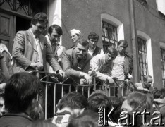 Czerwiec 1989, Gdańsk, Polska.
Parafia pw. św. Brygidy w Gdańsku. Spotkanie Lecha Wałęsy z mieszkańcami Gdańska po wyborach czerwcowych. Stoją od lewej: Andrzej Rzeczycki (kierowca Lecha Wałęsy), Zdzisław Złotkowski i Lech Wałęsa.
Fot. Jan Juchniewicz, zbiory Ośrodka KARTA