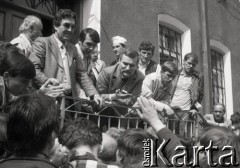 Czerwiec 1989, Gdańsk, Polska.
Parafia pw. św. Brygidy w Gdańsku. Spotkanie Lecha Wałęsy z mieszkańcami Gdańska po wyborach czerwcowych. Przy barierce stoją: Andrzej Rzeczycki (kierowca Lecha Wałęsy), Zdzisław Złotkowski i Lech Wałęsa.
Fot. Jan Juchniewicz, zbiory Ośrodka KARTA
