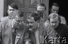 Czerwiec 1989, Gdańsk, Polska.
Parafia pw. św. Brygidy w Gdańsku. Spotkanie Lecha Wałęsy z mieszkańcami Gdańska po wyborach czerwcowych; na pierwszym planie: Lech Wałęsa, Lech Kaczyński, z prawej Aleksander Hall, z tyłu z lewej Zdzisław Złotkowski.
Fot. Jan Juchniewicz, zbiory Ośrodka KARTA