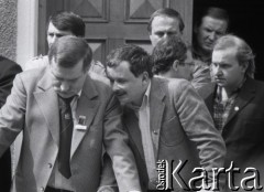 Czerwiec 1989, Gdańsk, Polska.
Parafia pw. św. Brygidy w Gdańsku. Spotkanie Lecha Wałęsy z mieszkańcami Gdańska po wyborach czerwcowych; z przodu stoją: Lech Wałęsa, Lech Kaczyński, Aleksander Hall.
Fot. Jan Juchniewicz, zbiory Ośrodka KARTA