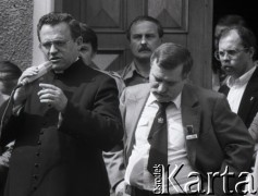 Czerwiec 1989, Gdańsk, Polska.
Parafia pw. św. Brygidy w Gdańsku. Spotkanie Lecha Wałęsy z mieszkańcami Gdańska po wyborach czerwcowych. Na pierwszym planie ksiądz Henryk Jankowski i Lech Wałęsa.
Fot. Jan Juchniewicz, zbiory Ośrodka KARTA