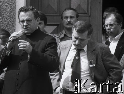 Czerwiec 1989, Gdańsk, Polska.
Parafia pw. św. Brygidy w Gdańsku. Spotkanie Lecha Wałęsy z mieszkańcami Gdańska po wyborach czerwcowych. Na pierwszym planie ksiądz Henryk Jankowski i Lech Wałęsa.
Fot. Jan Juchniewicz, zbiory Ośrodka KARTA