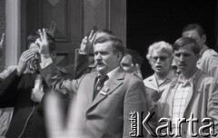Czerwiec 1989, Gdańsk, Polska. lekarka Penson
Parafia pw. św. Brygidy w Gdańsku. Spotkanie Lecha Wałęsy z mieszkańcami Gdańska po wyborach czerwcowych. Z przodu stoją (od lewej): ksiądz Henryk Jankowski i Lech Wałęsa, z tyłu Lech Kaczyński i Joanna Muszkowska-Penson.
Fot. Jan Juchniewicz, zbiory Ośrodka KARTA