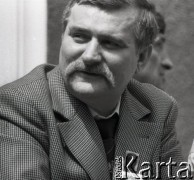 Czerwiec 1989, Gdańsk, Polska.
Lech Wałęsa podczas spotkania z mieszkańcami Gdańska po wyborach czerwcowych przed budynkiem plebanii parafii pw. św. Brygidy.
Fot. Jan Juchniewicz, zbiory Ośrodka KARTA