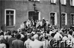 Czerwiec 1989, Gdańsk, Polska.
Parafia pw. św. Brygidy, spotkanie Lecha Wałęsy z mieszkańcami Gdańska po wyborach czerwcowych.
Fot. Jan Juchniewicz, zbiory Ośrodka KARTA