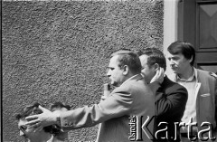 Czerwiec 1989, Gdańsk, Polska.
Parafia pw. św. Brygidy, spotkanie Lecha Wałęsy z mieszkańcami Gdańska po wyborach czerwcowych. Za L. Wałęsą ksiądz Henryk Jankowski i Zdzisław Złotkowski, z lewej Andrzej Rzeczycki.
Fot. Jan Juchniewicz, zbiory Ośrodka KARTA