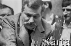 Czerwiec 1989, Gdańsk, Polska.
Parafia pw. św. Brygidy, Lech Wałęsa podczas spotkania z mieszkańcami Gdańska po wyborach czerwcowych.
Fot. Jan Juchniewicz, zbiory Ośrodka KARTA