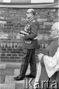 Lato 1989, Gdańsk, Polska.
Parafia pw. św. Brygidy, procesja z udziałem Lecha Wałęsy. Na zdjęciu ksiądz generał Bernard Witucki biorący udział w uroczystości.
Fot. Jan Juchniewicz, zbiory Ośrodka KARTA