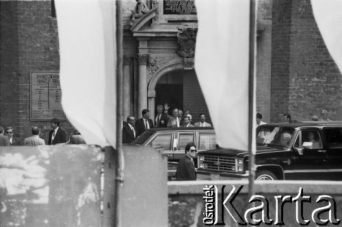 11.07.1989, Gdańsk-Oliwa, Polska.
Wizyta prezydenta Stanów Zjednoczonych Ameryki George`a Busha w Polsce w dniach 9-11 lipca 1989 roku. Prezydent Bush przed wejściem do bazyliki w Oliwie.
Fot. Jan Juchniewicz, zbiory Ośrodka KARTA