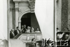 11.07.1989, Gdańsk-Oliwa, Polska.
Wizyta prezydenta Stanów Zjednoczonych Ameryki George`a Busha w Polsce w dniach 9-11 lipca 1989 roku. Prezydent Bush przed wejściem do bazyliki w Oliwie.
Fot. Jan Juchniewicz, zbiory Ośrodka KARTA