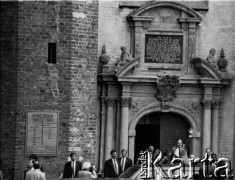 11.07.1989, Gdańsk-Oliwa, Polska.
Wizyta prezydenta Stanów Zjednoczonych Ameryki George`a Busha w Polsce w dniach 9-11 lipca 1989 roku. Prezydent Bush przed wejściem do bazyliki w Oliwie.
Fot. Jan Juchniewicz, zbiory Ośrodka KARTA