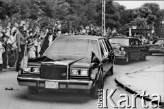 11.07.1989, Gdańsk, Polska.
Wizyta prezydenta Stanów Zjednoczonych Ameryki George`a Busha w Polsce w dniach 9-11 lipca 1989 roku. Przejazd prezydenckiej limuzyny ulicami Gdańska.
Fot. Jan Juchniewicz, zbiory Ośrodka KARTA