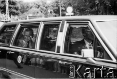 11.07.1989, Gdańsk, Polska.
Wizyta prezydenta Stanów Zjednoczonych Ameryki George`a Busha w Polsce w dniach 9-11 lipca 1989 roku. Prezydent George Bush pozdrawia z samochodu mieszkańców Gdańska.
Fot. Jan Juchniewicz, zbiory Ośrodka KARTA