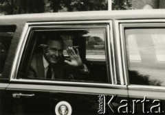 11.07.1989, Gdańsk, Polska.
Wizyta prezydenta Stanów Zjednoczonych Ameryki George`a Busha w Polsce w dniach 9-11 lipca 1989 roku. Prezydent George Bush pozdrawia z samochodu mieszkańców Gdańska.
Fot. Jan Juchniewicz, zbiory Ośrodka KARTA