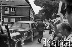 11.07.1989, Gdańsk, Polska.
Wizyta prezydenta Stanów Zjednoczonych Ameryki George`a Busha w Polsce w dniach 9-11 lipca 1989 roku. Przejazd prezydenckiej limuzyny ulicami Gdańska.
Fot. Jan Juchniewicz, zbiory Ośrodka KARTA