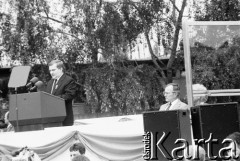 11.07.1989, Gdańsk, Polska.
Wizyta prezydenta Stanów Zjednoczonych Ameryki George`a Busha w Polsce w dniach 9-11 lipca 1989 roku. Plac przed Stocznią Gdańską, przemawia Lech Wałęsa, z prawej prezydent George Bush z małżonką Barbarą.
Fot. Jan Juchniewicz, zbiory Ośrodka KARTA