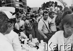 11.07.1989, Gdańsk, Polska.
Wizyta prezydenta Stanów Zjednoczonych Ameryki George`a Busha w Polsce w dniach 9-11 lipca 1989 roku. Spotkanie George`a Busha z polską społecznością na placu przed Stocznią Gdańską. Na zdjęciu punk medyczny.
Fot. Jan Juchniewicz, zbiory Ośrodka KARTA