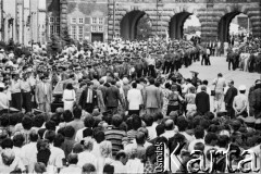 11.07.1989, Gdańsk, Polska. Żona Busha
Wizyta amerykańskiej pary prezydenckiej George`a i Barbary Bush w Polsce w dniach 9-11 lipca 1989 roku. Tłum gdańszczan, dziennikarze i milicjanci zgromadzeni na Długim Targu podczas zwiedzania przez Barbarę Bush miasta.
Fot. Jan Juchniewicz, zbiory Ośrodka KARTA.