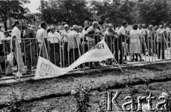 11.07.1989, Gdańsk, Polska.
Wizyta prezydenta Stanów Zjednoczonych Ameryki George`a Busha w Polsce w dniach 9-11 lipca 1989 roku. Pobyt George`a Busha w Gdańsku, widoczne tymczasowe ogrodzenie i transparent.
Fot. Jan Juchniewicz, zbiory Ośrodka KARTA