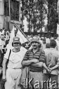 11.07.1989, Gdańsk, Polska.
Wizyta prezydenta Stanów Zjednoczonych Ameryki George`a Busha w Polsce w dniach 9-11 lipca 1989 roku. Spotkanie George`a Busha z polską społecznością na placu przed Stocznią Gdańską. Na zdjęciu z lewej kobieta w koszulce z napisem: 