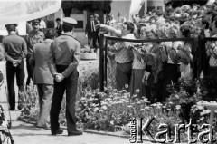 11.07.1989, Gdańsk, Polska.
Wizyta prezydenta Stanów Zjednoczonych Ameryki George`a Busha w Polsce w dniach 9-11 lipca 1989 roku. Tłum za ogrodzeniem oczekujący na przyjazd George`a Busha.
Fot. Jan Juchniewicz, zbiory Ośrodka KARTA
