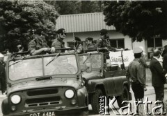 11.07.1989, Gdańsk, Polska.
Wizyta prezydenta Stanów Zjednoczonych Ameryki George`a Busha w Polsce w dniach 9-11 lipca 1989 roku. Przejazd kolumny prezydenckiej ulicami Gdańska, na zdjęciu samochody służb ochrony prezydenta.
Fot. Jan Juchniewicz, zbiory Ośrodka KARTA
