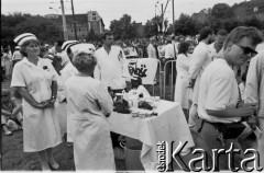 11.07.1989, Gdańsk, Polska.
Wizyta prezydenta Stanów Zjednoczonych Ameryki George`a Busha w Polsce w dniach 9-11 lipca 1989 roku. Spotkanie George`a Busha z polską społecznością na placu przed Stocznią Gdańską. Punkt medyczny.
Fot. Jan Juchniewicz, zbiory Ośrodka KARTA