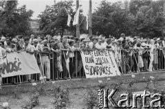 11.07.1989, Gdańsk, Polska.
Wizyta prezydenta Stanów Zjednoczonych Ameryki George`a Busha w Polsce w dniach 9-11 lipca 1989 roku. Pobyt George`a Busha w Gdańsku. Tłum za ogrodzeniem, widoczny transparent o treści: 