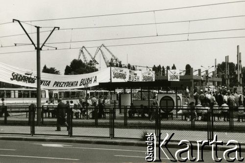 11.07.1989, Gdańsk, Polska.
Wizyta prezydenta Stanów Zjednoczonych Ameryki George`a Busha w Polsce w dniach 9-11 lipca 1989 roku. Spotkanie George`a Busha z polską społecznością na placu przed Stocznią Gdańską. Ul. Jana z Kolna przy placu przed stocznią, widoczny przystanek tramwajowy i transparenty, m.in. o treści: 