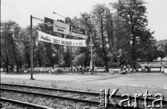 11.07.1989, Gdańsk, Polska.
Wizyta prezydenta Stanów Zjednoczonych Ameryki George`a Busha w Polsce w dniach 9-11 lipca 1989 roku. Jedna z ulic w Gdańsku na trasie przejazdu prezydenta, widoczny transparent o treści: 