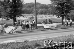 11.07.1989, Gdańsk, Polska.
Wizyta prezydenta Stanów Zjednoczonych Ameryki George`a Busha w Polsce w dniach 9-11 lipca 1989 roku. Mieszkańcy Gdańska z transparentami na trasie przejazdu George`a Busha.
Fot. Jan Juchniewicz, zbiory Ośrodka KARTA