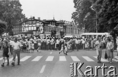11.07.1989, Gdańsk, Polska.
Wizyta prezydenta Stanów Zjednoczonych Ameryki George`a Busha w Polsce w dniach 9-11 lipca 1989 roku. Pobyt George`a Busha w Gdańsku. Tłum na ulicy.
Fot. Jan Juchniewicz, zbiory Ośrodka KARTA