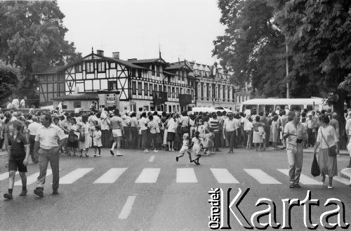 11.07.1989, Gdańsk, Polska.
Wizyta prezydenta Stanów Zjednoczonych Ameryki George`a Busha w Polsce w dniach 9-11 lipca 1989 roku. Pobyt George`a Busha w Gdańsku. Tłum na ulicy.
Fot. Jan Juchniewicz, zbiory Ośrodka KARTA
