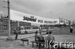 11.07.1989, Gdańsk, Polska.
Wizyta prezydenta Stanów Zjednoczonych Ameryki George`a Busha w Polsce w dniach 9-11 lipca 1989 roku. Plac przed Stocznią Gdańską, gdzie prezydent USA spotkał się z polską społecznością. Widoczny transparent o treści: 