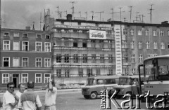 11.07.1989, Gdańsk, Polska.
Wizyta prezydenta Stanów Zjednoczonych Ameryki George`a Busha w Polsce w dniach 9-11 lipca 1989 roku. Pobyt George`a Busha w Gdańsku, na budynku transparenty o treści: 