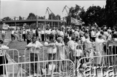 11.07.1989, Gdańsk, Polska.
Wizyta prezydenta Stanów Zjednoczonych Ameryki George`a Busha w Polsce w dniach 9-11 lipca 1989 roku. Mieszkańcy miasta na placu przed Stocznią Gdańską podczas spotkania z Georg`em Bushem.
Fot. Jan Juchniewicz, zbiory Ośrodka KARTA