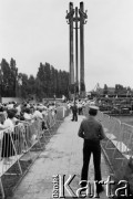 11.07.1989, Gdańsk, Polska.
Wizyta prezydenta Stanów Zjednoczonych Ameryki George`a Busha w Polsce w dniach 9-11 lipca 1989 roku. Plac przed Stocznią Gdańską, gdzie George Bush spotkał się z polską społecznością. Widoczny Pomnik Poległych Stoczniowców 1970.
Fot. Jan Juchniewicz, zbiory Ośrodka KARTA