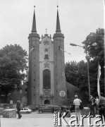 11.07.1989, Gdańsk-Oliwa, Polska.
Wizyta prezydenta Stanów Zjednoczonych Ameryki George`a Busha w Polsce w dniach 9-11 lipca 1989 roku. Samochody z kolumny prezydenckiej przed bazyliką w Oliwie.
Fot. Jan Juchniewicz, zbiory Ośrodka KARTA